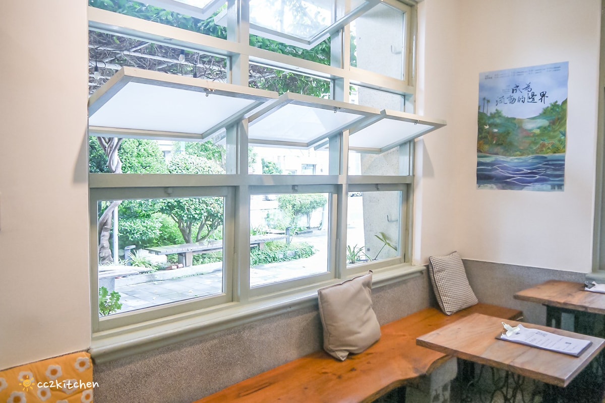 台東成功「眺港café」全台首家60年老診所改建的咖啡廳～中醫師接手跨域發展，將漢方茶融入咖啡店菜單，成功特色咖啡推薦。