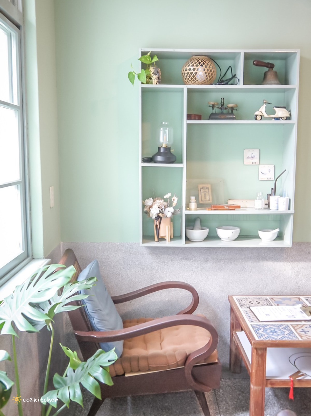 台東成功「眺港café」全台首家60年老診所改建的咖啡廳～中醫師接手跨域發展，將漢方茶融入咖啡店菜單，成功特色咖啡推薦。