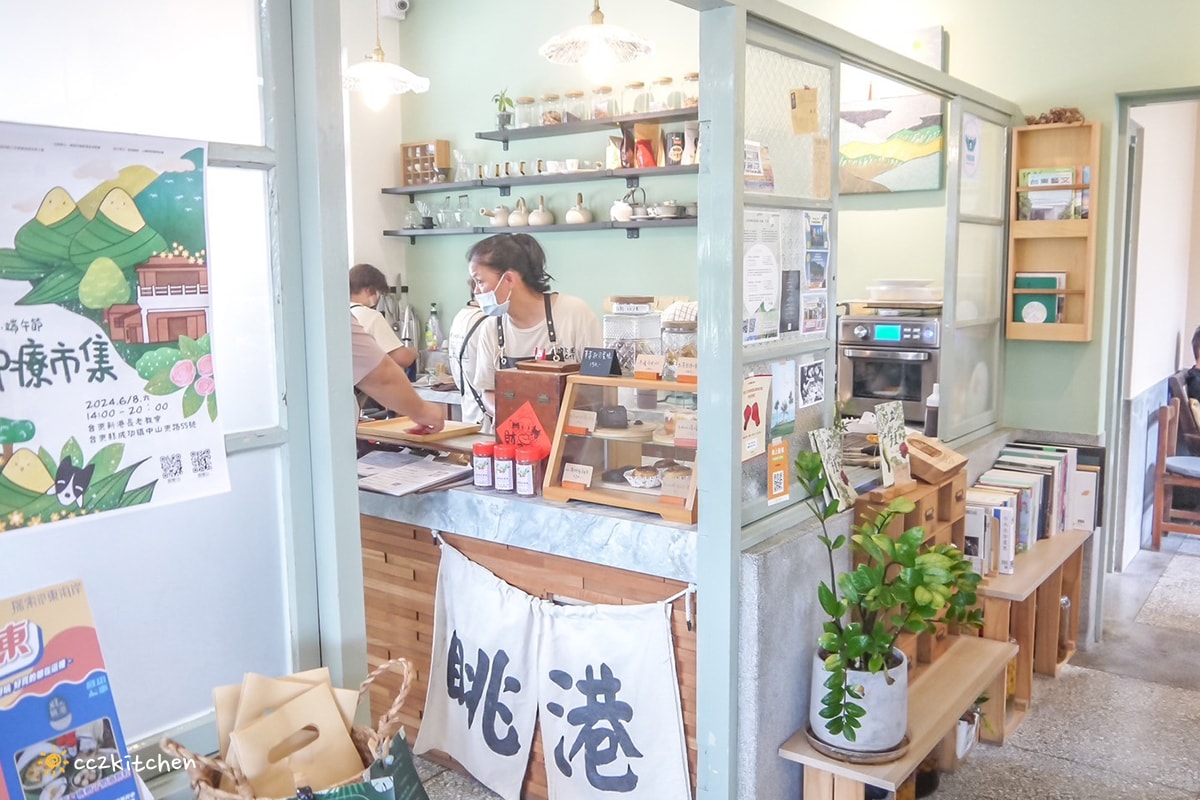 台東成功「眺港café」全台首家60年老診所改建的咖啡廳～中醫師接手跨域發展，將漢方茶融入咖啡店菜單，成功特色咖啡推薦。