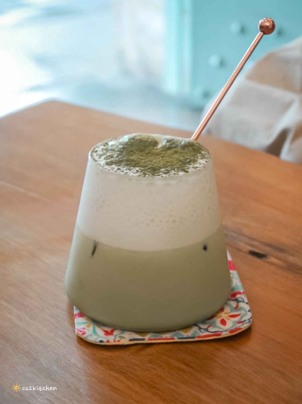 台東成功「眺港café」全台首家60年老診所改建的咖啡廳～中醫師接手跨域發展，將漢方茶融入咖啡店菜單，成功特色咖啡推薦。