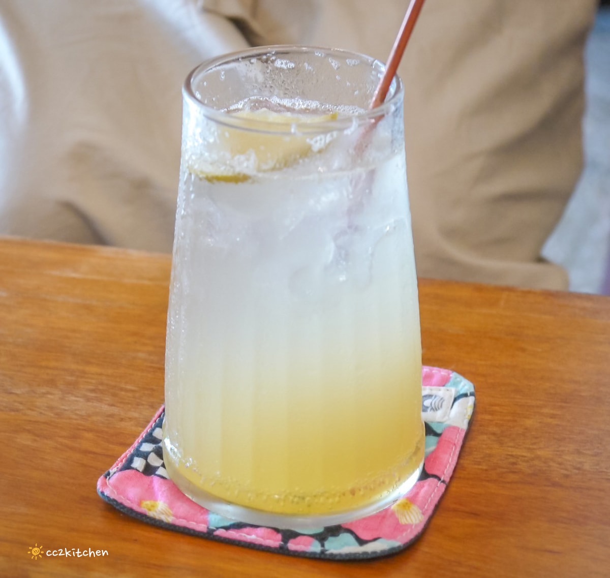 台東成功「眺港café」全台首家60年老診所改建的咖啡廳～中醫師接手跨域發展，將漢方茶融入咖啡店菜單，成功特色咖啡推薦。