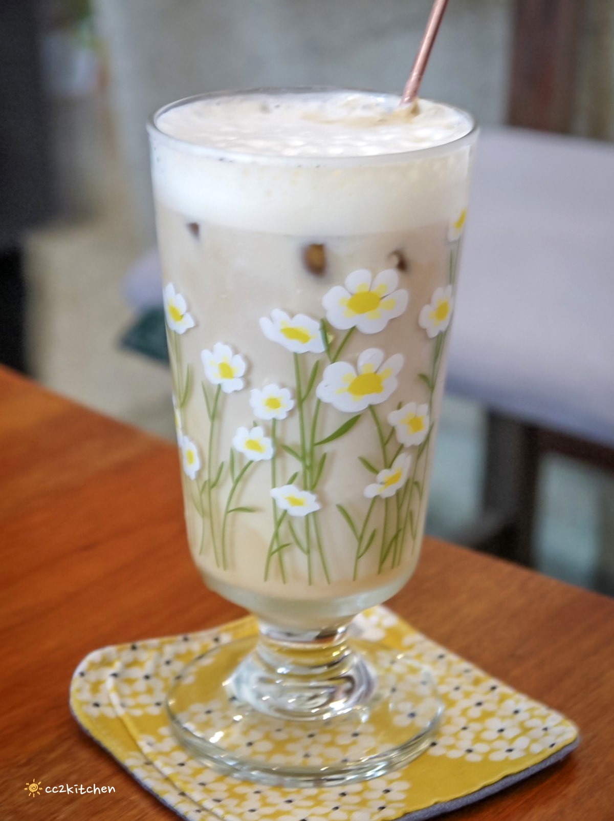 台東成功「眺港café」全台首家60年老診所改建的咖啡廳～中醫師接手跨域發展，將漢方茶融入咖啡店菜單，成功特色咖啡推薦。