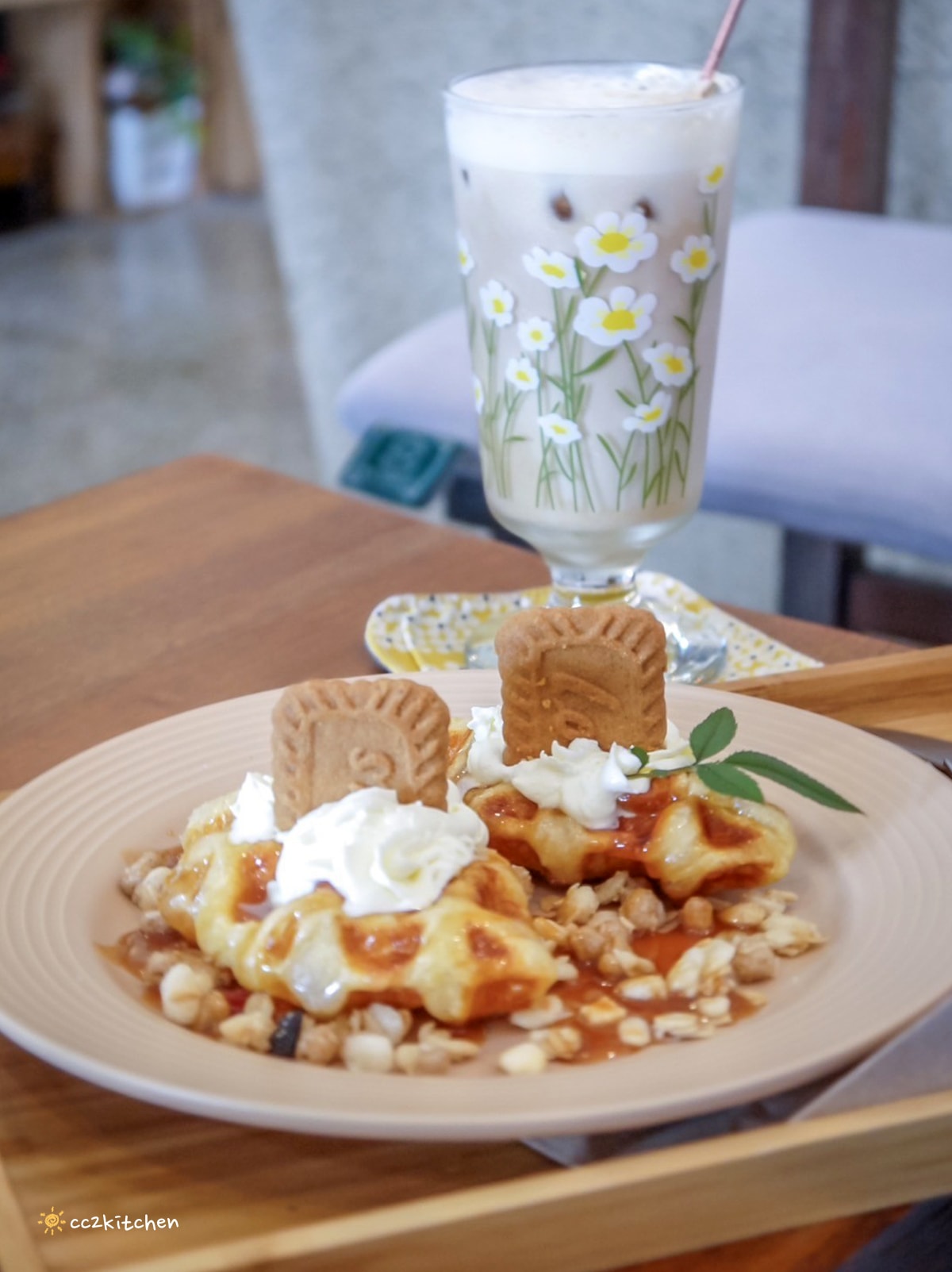 台東成功「眺港café」全台首家60年老診所改建的咖啡廳～中醫師接手跨域發展，將漢方茶融入咖啡店菜單，成功特色咖啡推薦。