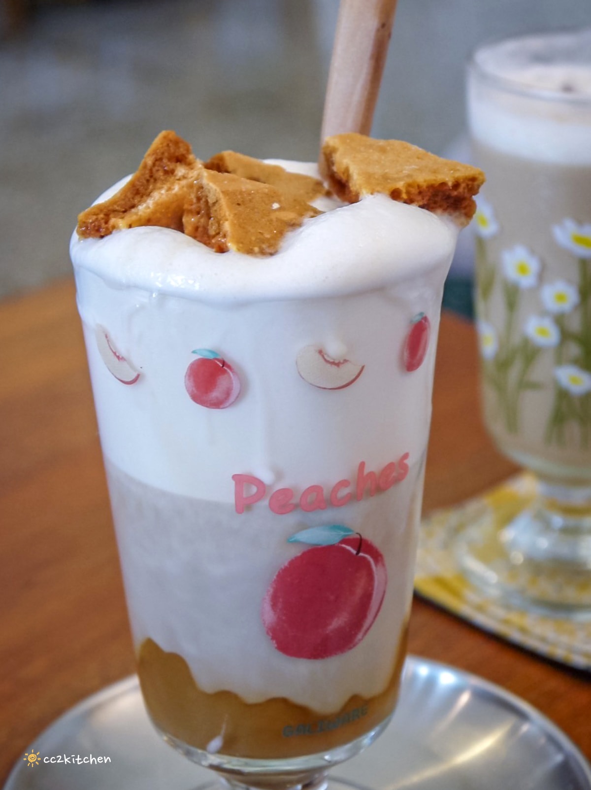 台東成功「眺港café」全台首家60年老診所改建的咖啡廳～中醫師接手跨域發展，將漢方茶融入咖啡店菜單，成功特色咖啡推薦。