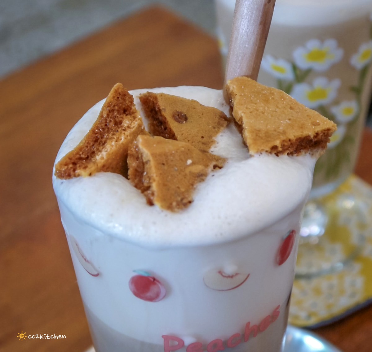 台東成功「眺港café」全台首家60年老診所改建的咖啡廳～中醫師接手跨域發展，將漢方茶融入咖啡店菜單，成功特色咖啡推薦。