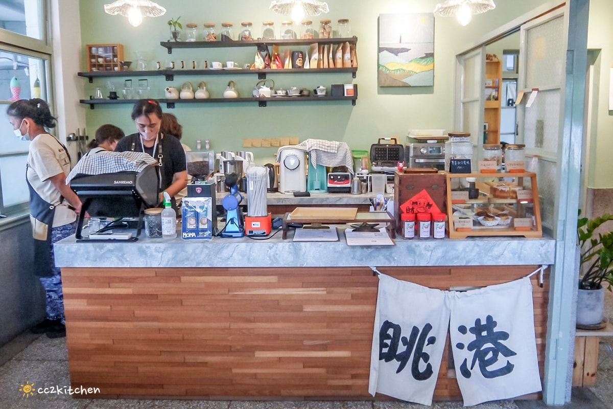 台東成功「眺港café」全台首家60年老診所改建的咖啡廳～中醫師接手跨域發展，將漢方茶融入咖啡店菜單，成功特色咖啡推薦。