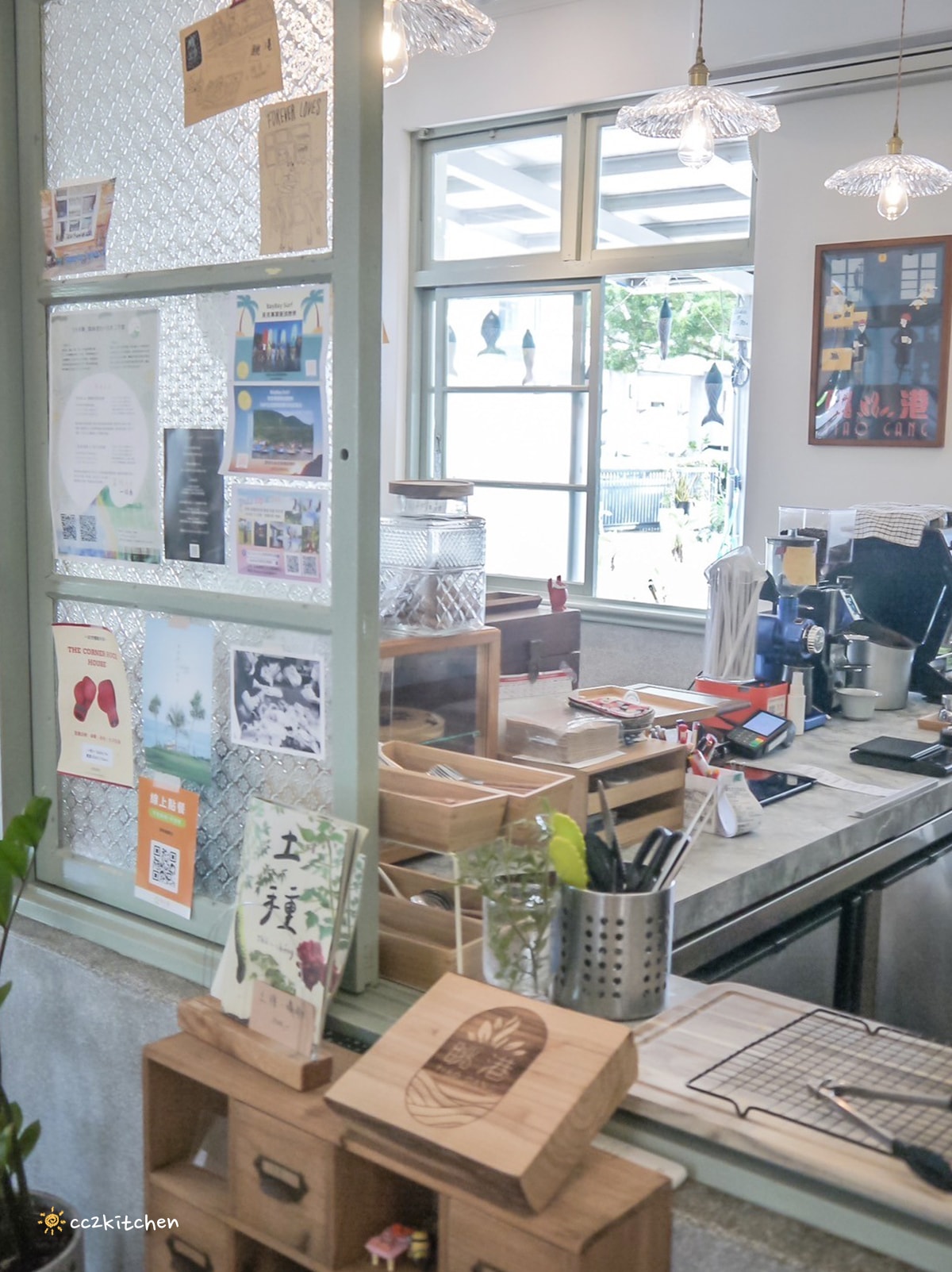 台東成功「眺港café」全台首家60年老診所改建的咖啡廳～中醫師接手跨域發展，將漢方茶融入咖啡店菜單，成功特色咖啡推薦。