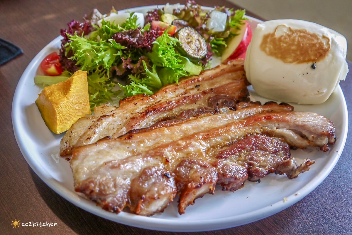 台東早午餐「草民Tsao Min」隱藏在巷弄中的植物系咖啡廳，必點限量煙燻厚切培根早午餐！肉量多又厚切，肉食主義最愛。