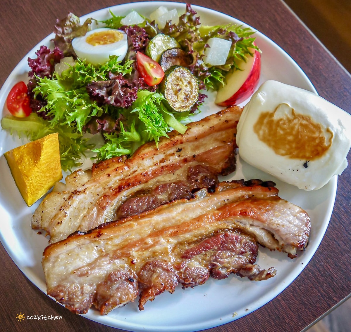 台東早午餐「草民Tsao Min」隱藏在巷弄中的植物系咖啡廳，必點限量煙燻厚切培根早午餐！肉量多又厚切，肉食主義最愛。