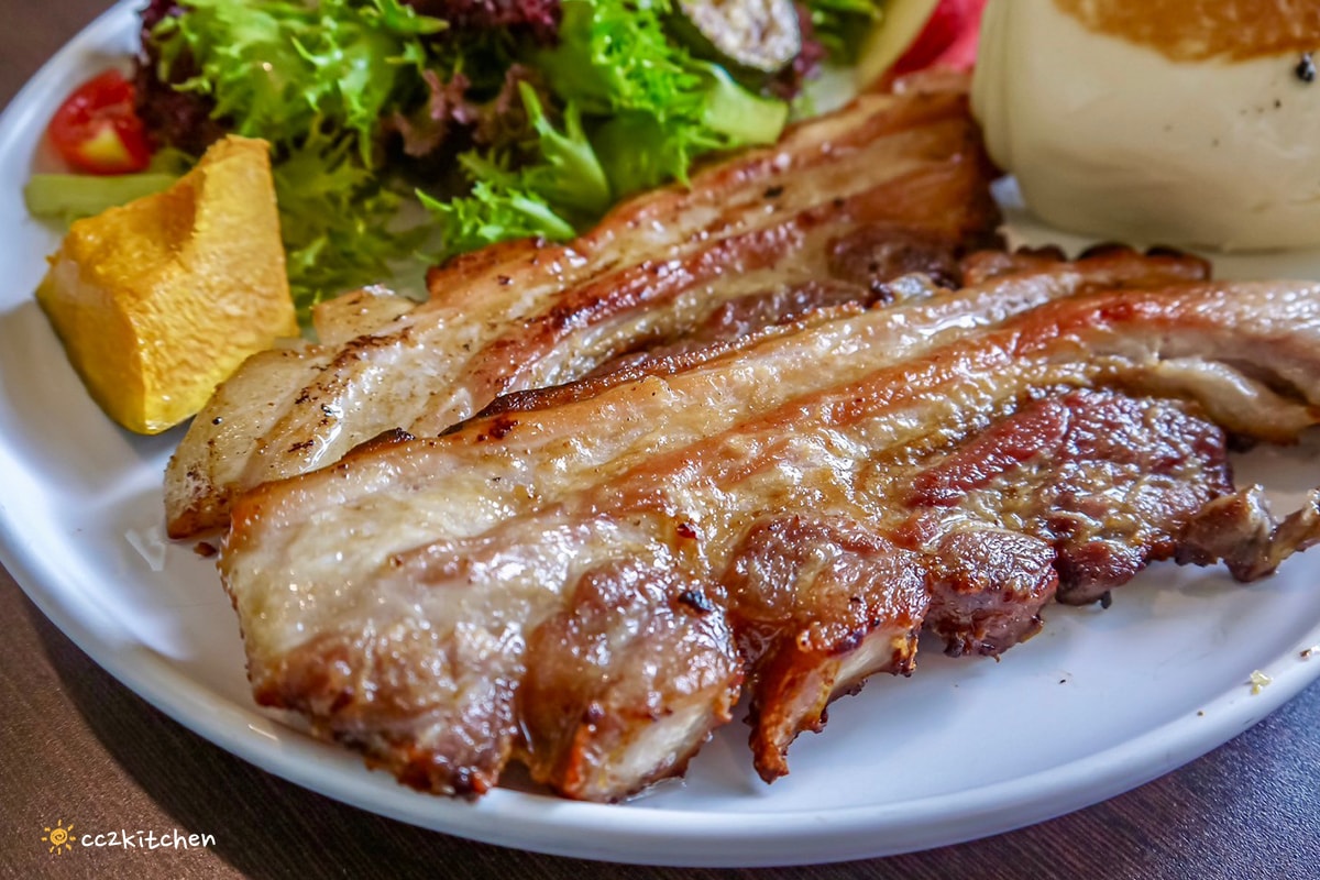 台東早午餐「草民Tsao Min」隱藏在巷弄中的植物系咖啡廳，必點限量煙燻厚切培根早午餐！肉量多又厚切，肉食主義最愛。