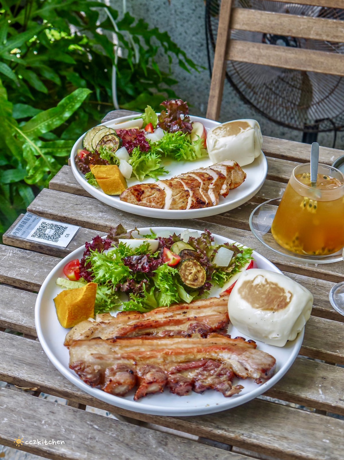 台東早午餐「草民Tsao Min」隱藏在巷弄中的植物系咖啡廳，必點限量煙燻厚切培根早午餐！肉量多又厚切，肉食主義最愛。