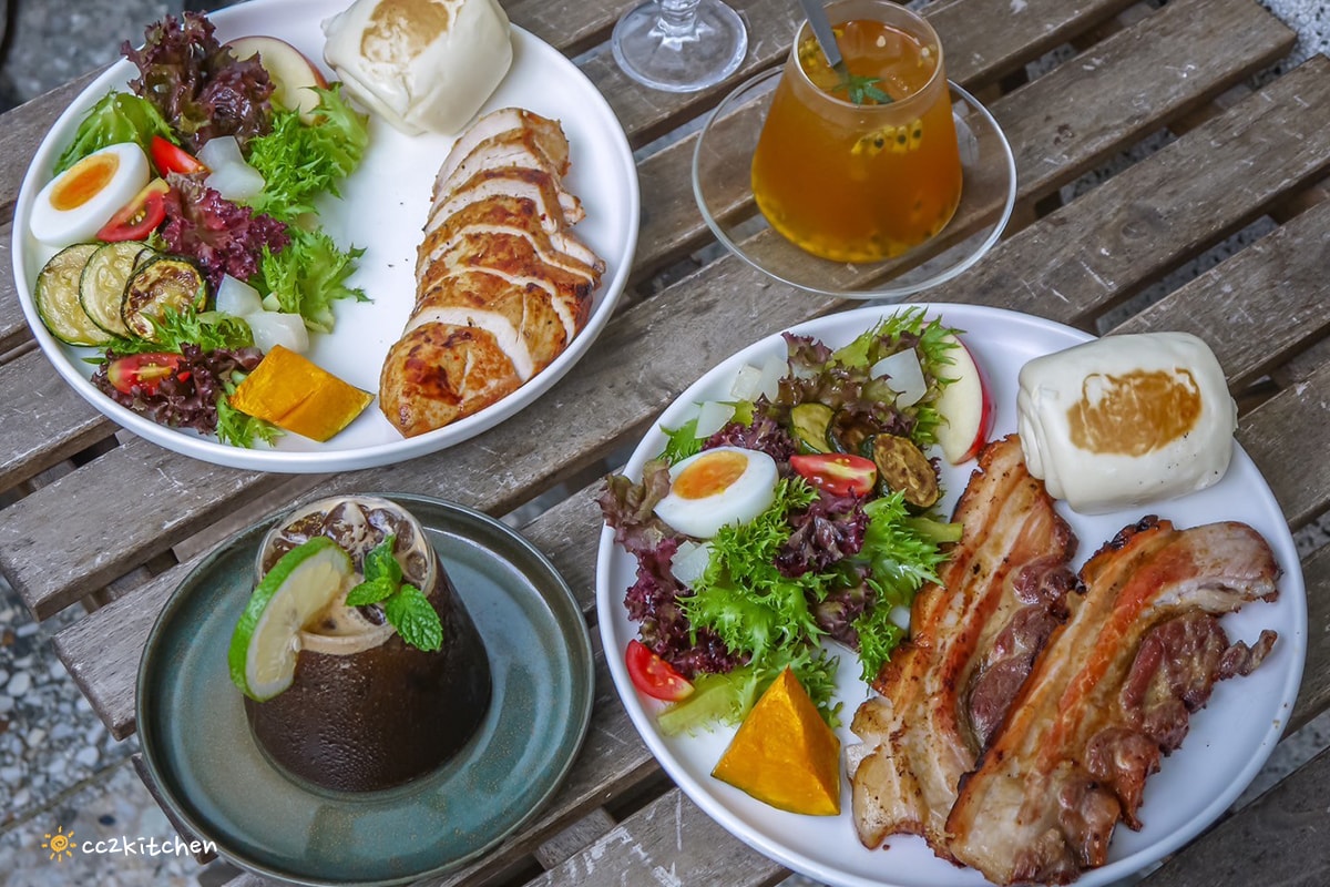 台東早午餐「草民Tsao Min」隱藏在巷弄中的植物系咖啡廳，必點限量煙燻厚切培根早午餐！肉量多又厚切，肉食主義最愛。