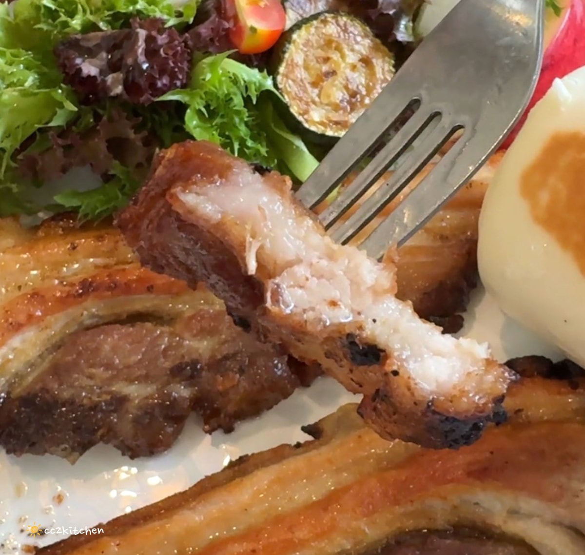 台東早午餐「草民Tsao Min」隱藏在巷弄中的植物系咖啡廳，必點限量煙燻厚切培根早午餐！肉量多又厚切，肉食主義最愛。