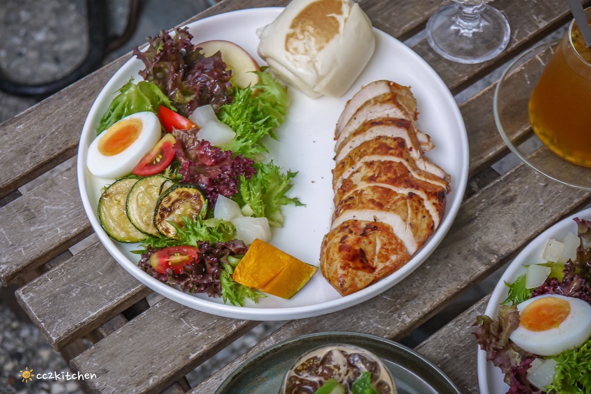 台東早午餐「草民Tsao Min」隱藏在巷弄中的植物系咖啡廳，必點限量煙燻厚切培根早午餐！肉量多又厚切，肉食主義最愛。