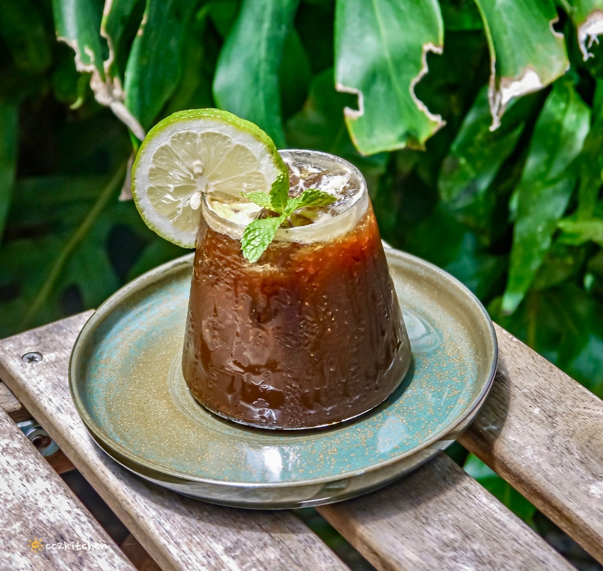 台東早午餐「草民Tsao Min」隱藏在巷弄中的植物系咖啡廳，必點限量煙燻厚切培根早午餐！肉量多又厚切，肉食主義最愛。