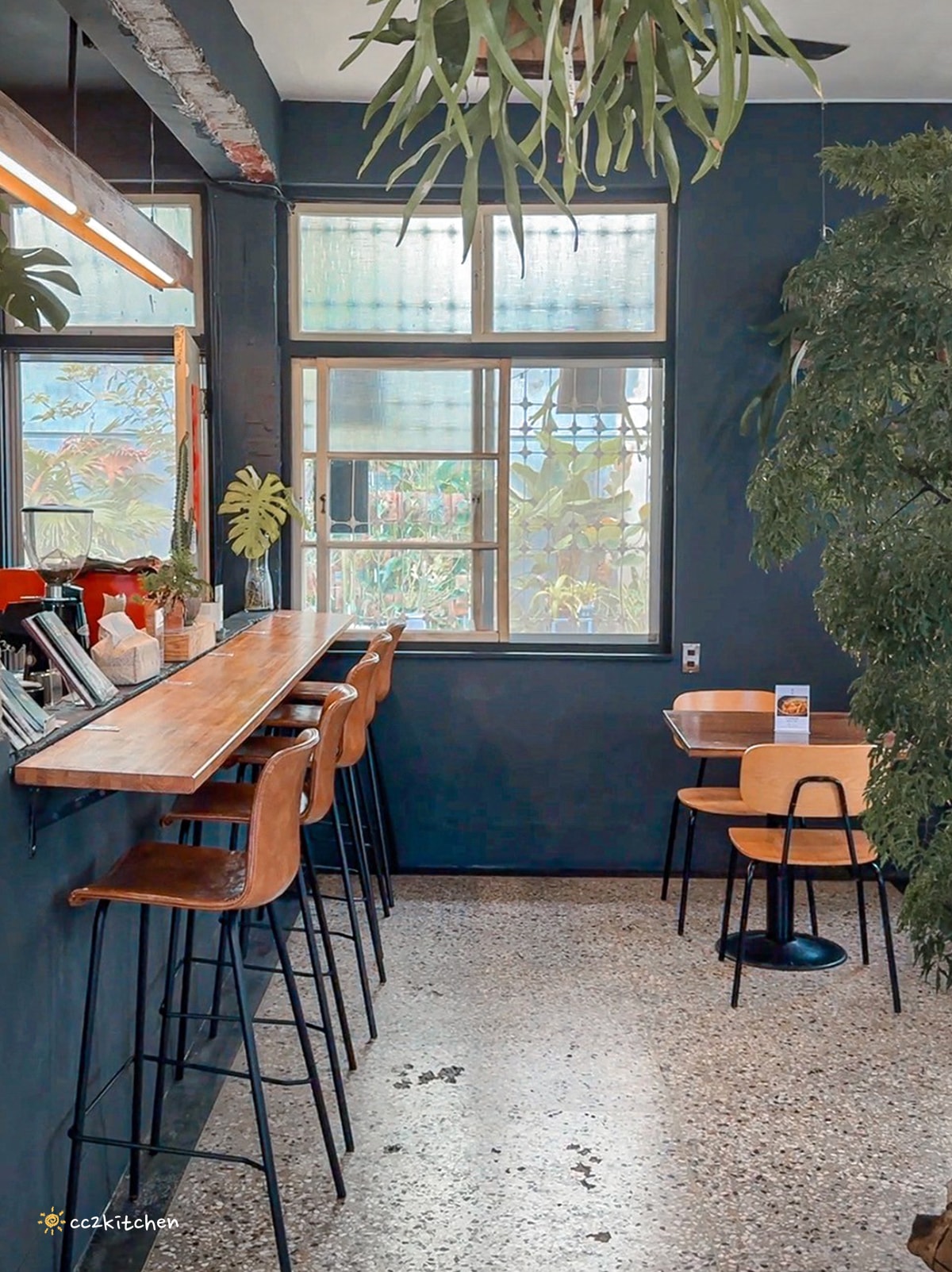 台東早午餐「草民Tsao Min」隱藏在巷弄中的植物系咖啡廳，必點限量煙燻厚切培根早午餐！肉量多又厚切，肉食主義最愛。