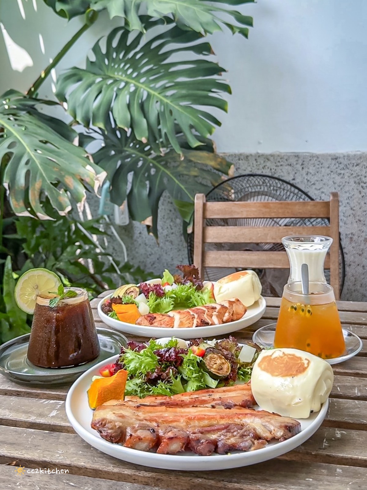 台東早午餐「草民Tsao Min」隱藏在巷弄中的植物系咖啡廳，必點限量煙燻厚切培根早午餐！肉量多又厚切，肉食主義最愛。