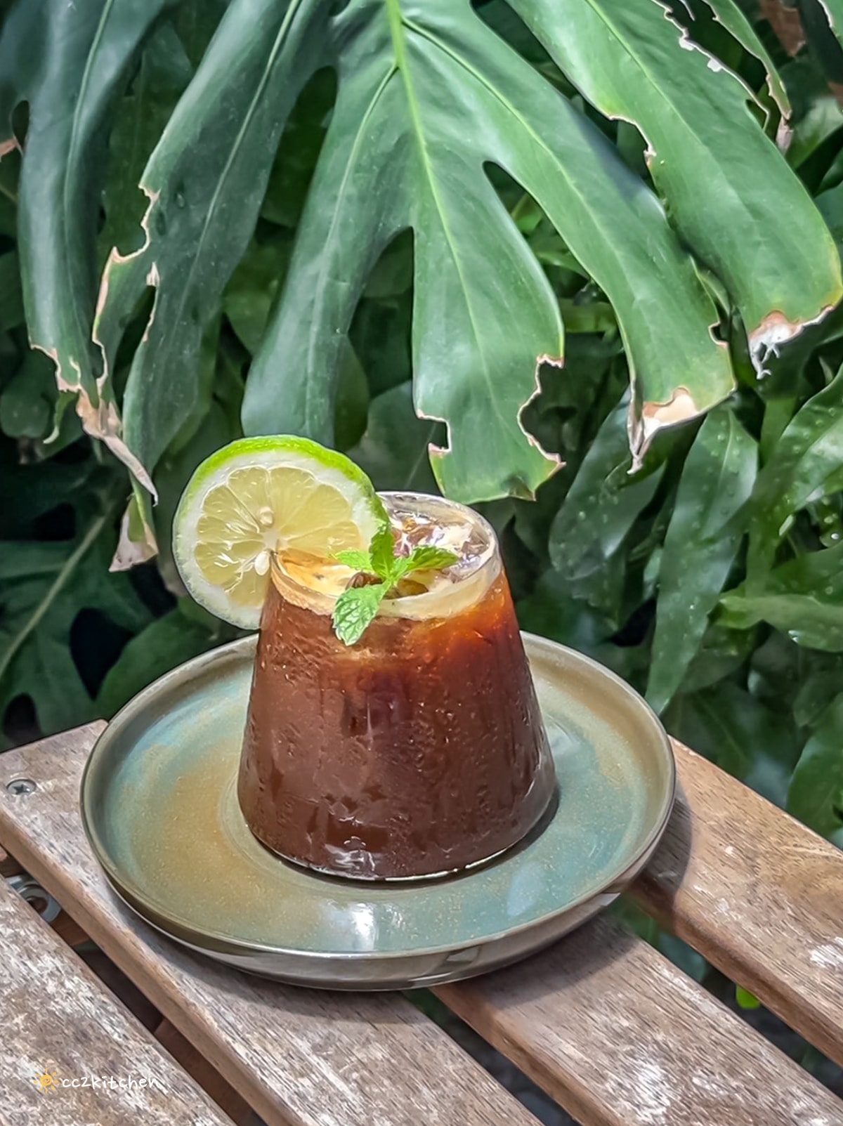 台東早午餐「草民Tsao Min」隱藏在巷弄中的植物系咖啡廳，必點限量煙燻厚切培根早午餐！肉量多又厚切，肉食主義最愛。