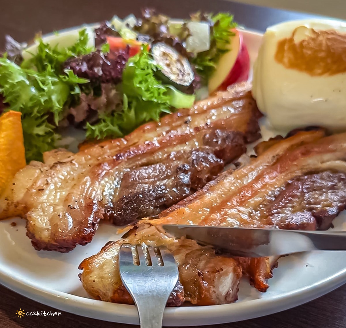 台東早午餐「草民Tsao Min」隱藏在巷弄中的植物系咖啡廳，必點限量煙燻厚切培根早午餐！肉量多又厚切，肉食主義最愛。