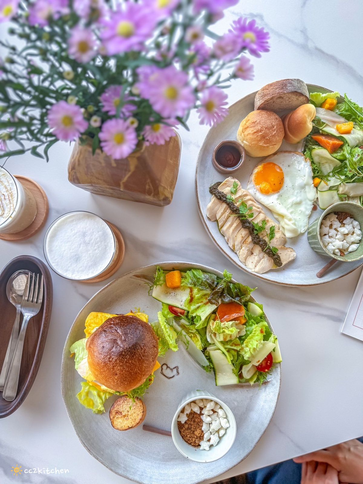 台東早午餐「柴源食間」新開幕～柴源製菓姊妹店，推出超級豐盛、大份量的大大早午餐盤、米食料理及義大利麵！餐點好吃兼具顏值，吃巧又能吃飽。