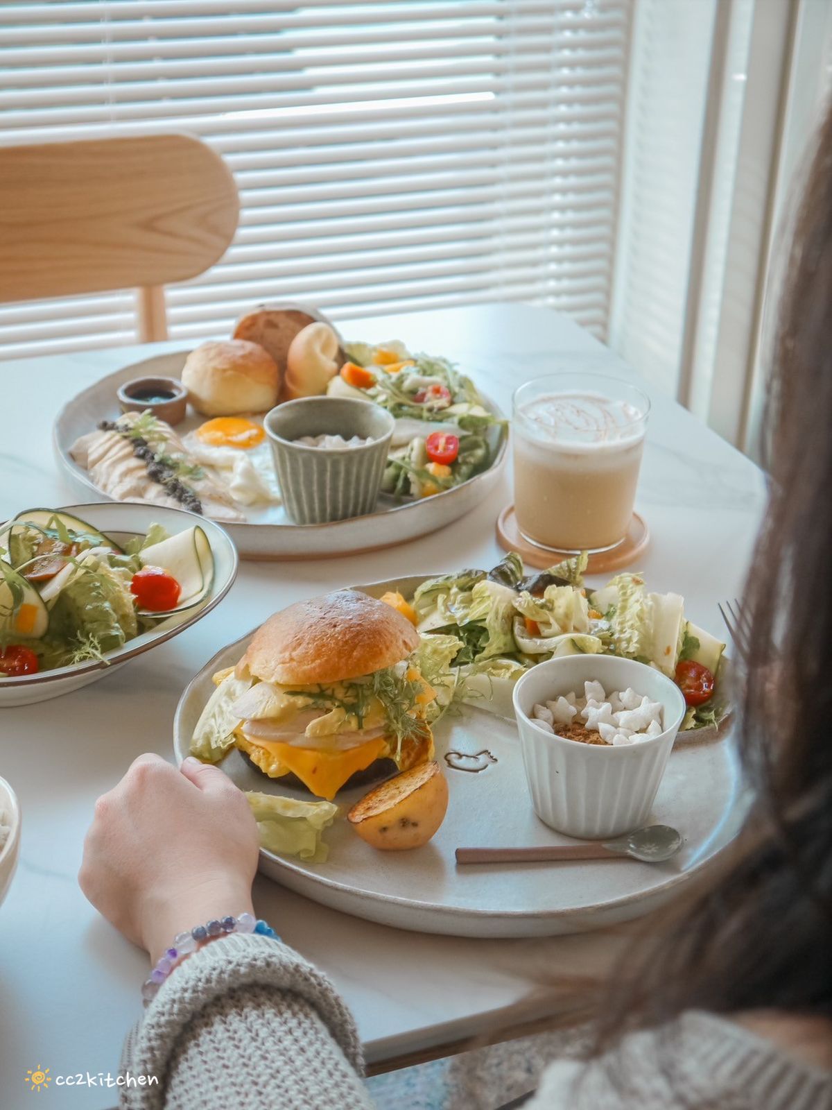 台東早午餐「柴源食間」新開幕～柴源製菓姊妹店，推出超級豐盛、大份量的大大早午餐盤、米食料理及義大利麵！餐點好吃兼具顏值，吃巧又能吃飽。