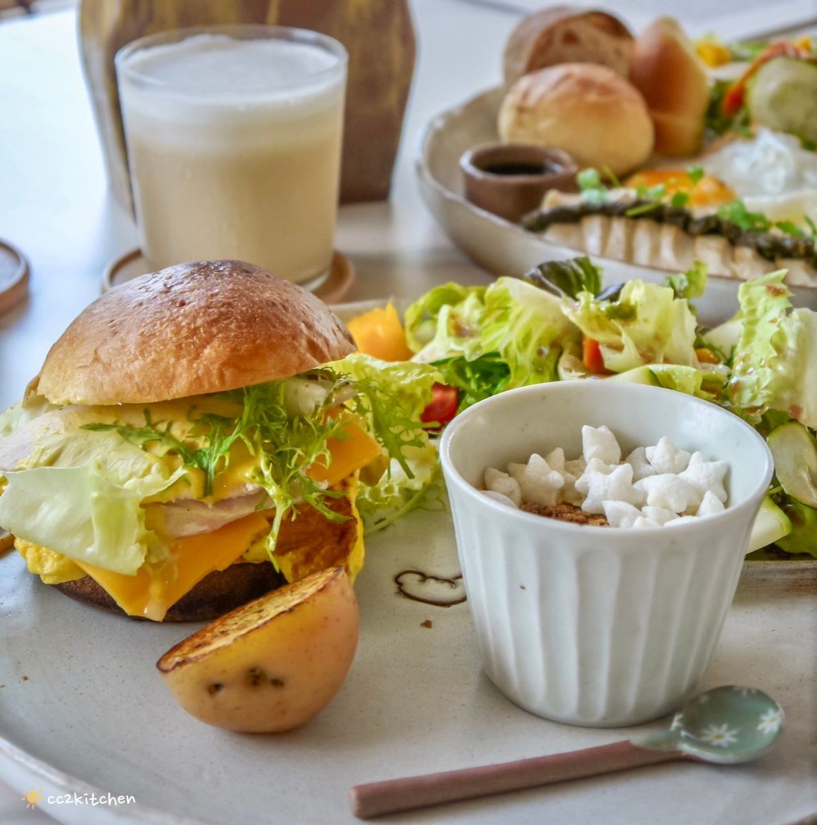 台東早午餐「柴源食間」新開幕～柴源製菓姊妹店，推出超級豐盛、大份量的大大早午餐盤、米食料理及義大利麵！餐點好吃兼具顏值，吃巧又能吃飽。