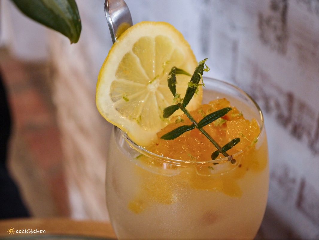 屏東漁村裡最美的海景咖啡廳！萬里桐「Oct.Sun Coffee」漁村裡的秘境咖啡～鄰近知名阿婆麵店、萬里桐浮潛熱點。