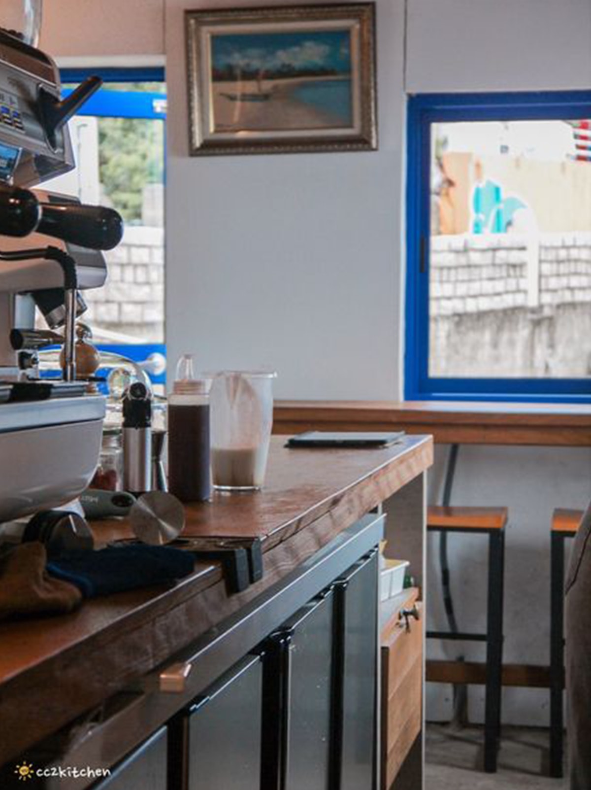 屏東漁村裡最美的海景咖啡廳！萬里桐「Oct.Sun Coffee」漁村裡的秘境咖啡～鄰近知名阿婆麵店、萬里桐浮潛熱點。