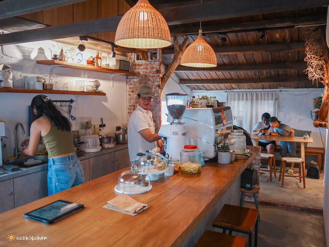 屏東漁村裡最美的海景咖啡廳！萬里桐「Oct.Sun Coffee」漁村裡的秘境咖啡～鄰近知名阿婆麵店、萬里桐浮潛熱點。