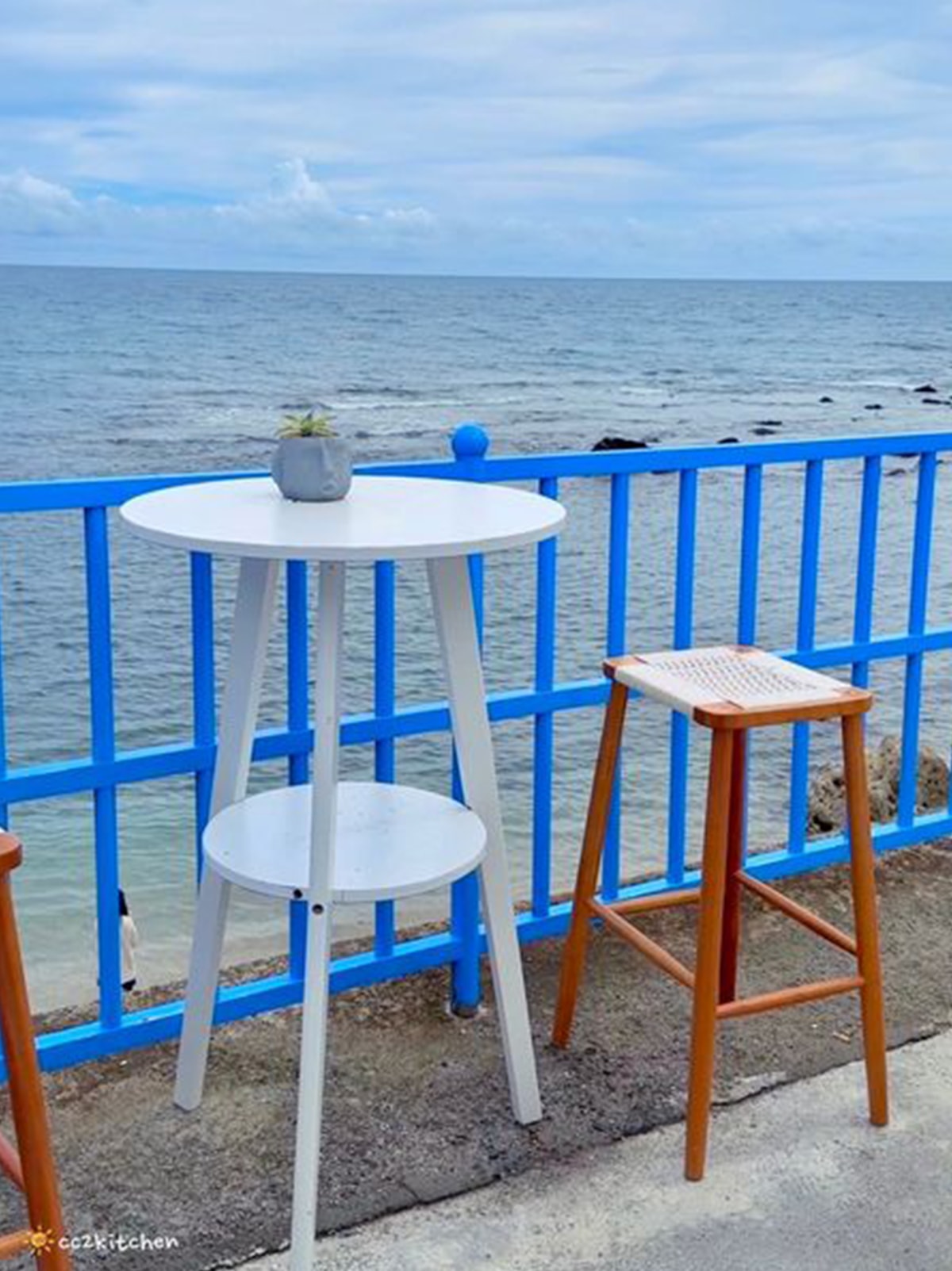 屏東漁村裡最美的海景咖啡廳！萬里桐「Oct.Sun Coffee」漁村裡的秘境咖啡～鄰近知名阿婆麵店、萬里桐浮潛熱點。