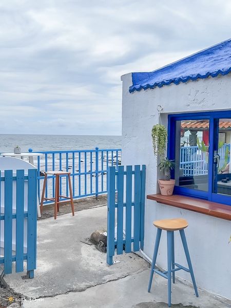 屏東漁村裡最美的海景咖啡廳！萬里桐「Oct.Sun Coffee」漁村裡的秘境咖啡～鄰近知名阿婆麵店、萬里桐浮潛熱點。