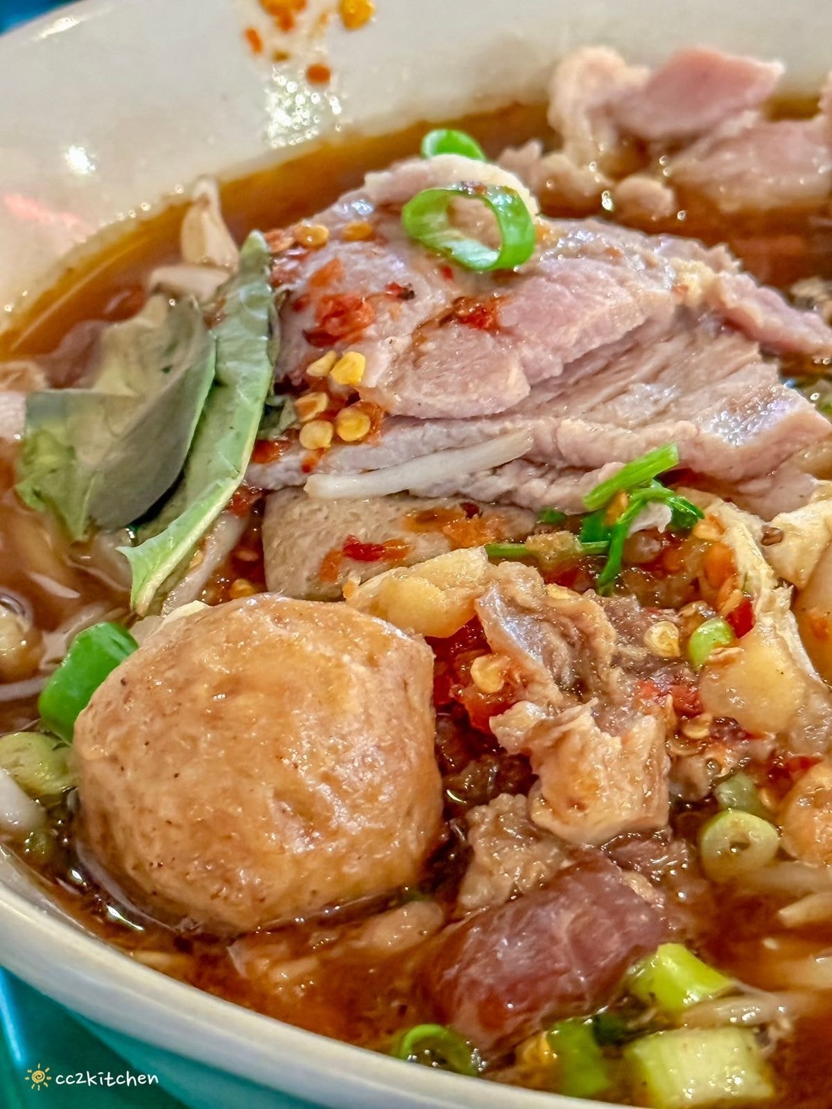 不用飛泰國！台東也可以吃到道地的泰國船麵「大城老船麵」，高雄超人氣泰國小吃專賣店展店來台東，必點船麵、泰式奶茶、椒鹽雞翅。