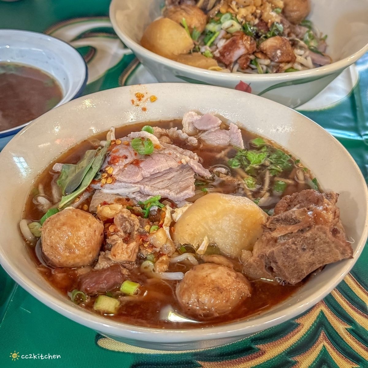 不用飛泰國！台東也可以吃到道地的泰國船麵「大城老船麵」，高雄超人氣泰國小吃專賣店展店來台東，必點船麵、泰式奶茶、椒鹽雞翅。