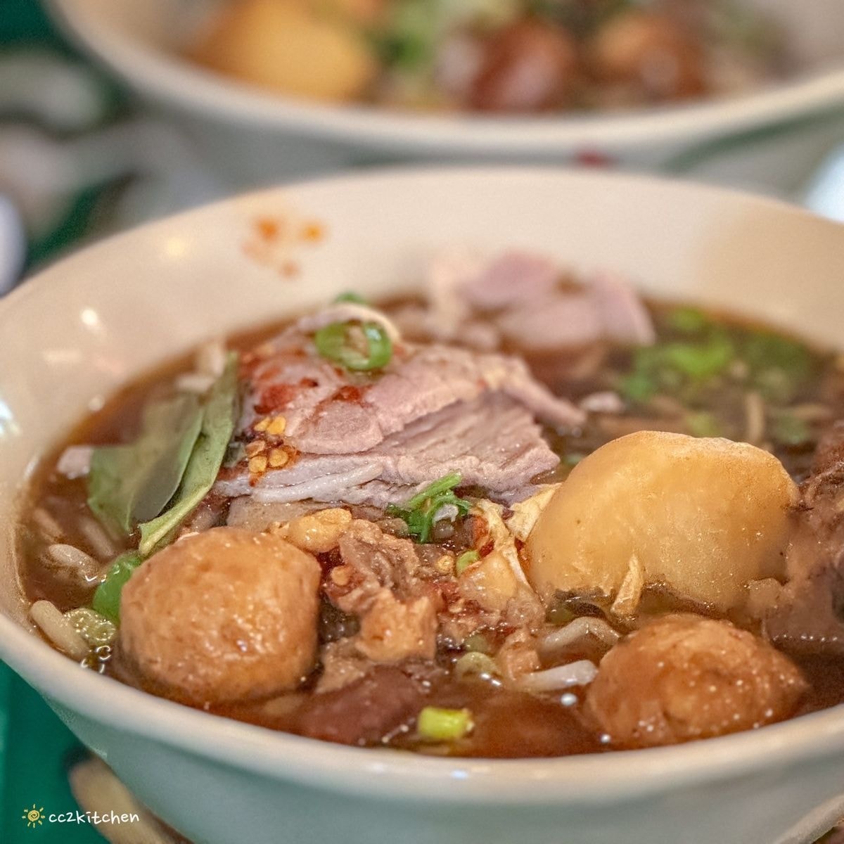 不用飛泰國！台東也可以吃到道地的泰國船麵「大城老船麵」，高雄超人氣泰國小吃專賣店展店來台東，必點船麵、泰式奶茶、椒鹽雞翅。