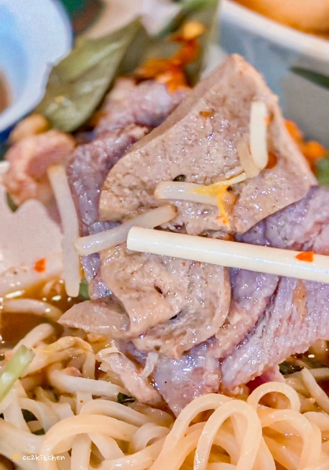 不用飛泰國！台東也可以吃到道地的泰國船麵「大城老船麵」，高雄超人氣泰國小吃專賣店展店來台東，必點船麵、泰式奶茶、椒鹽雞翅。