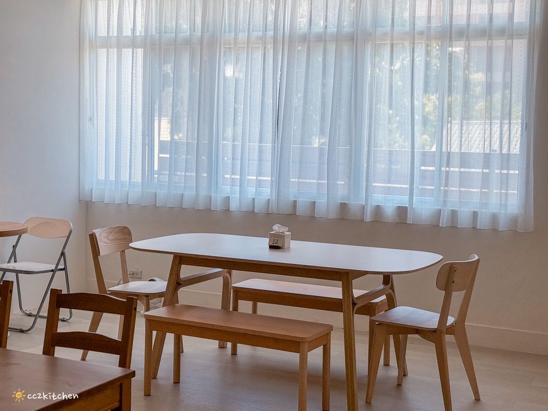 台東早午餐「慢慢Slowly」韓系奶油風咖啡店，餐點選擇多、從早吃到晚～早午餐、義大利麵、下午茶、咖啡應有盡有，適合約會、聚餐。