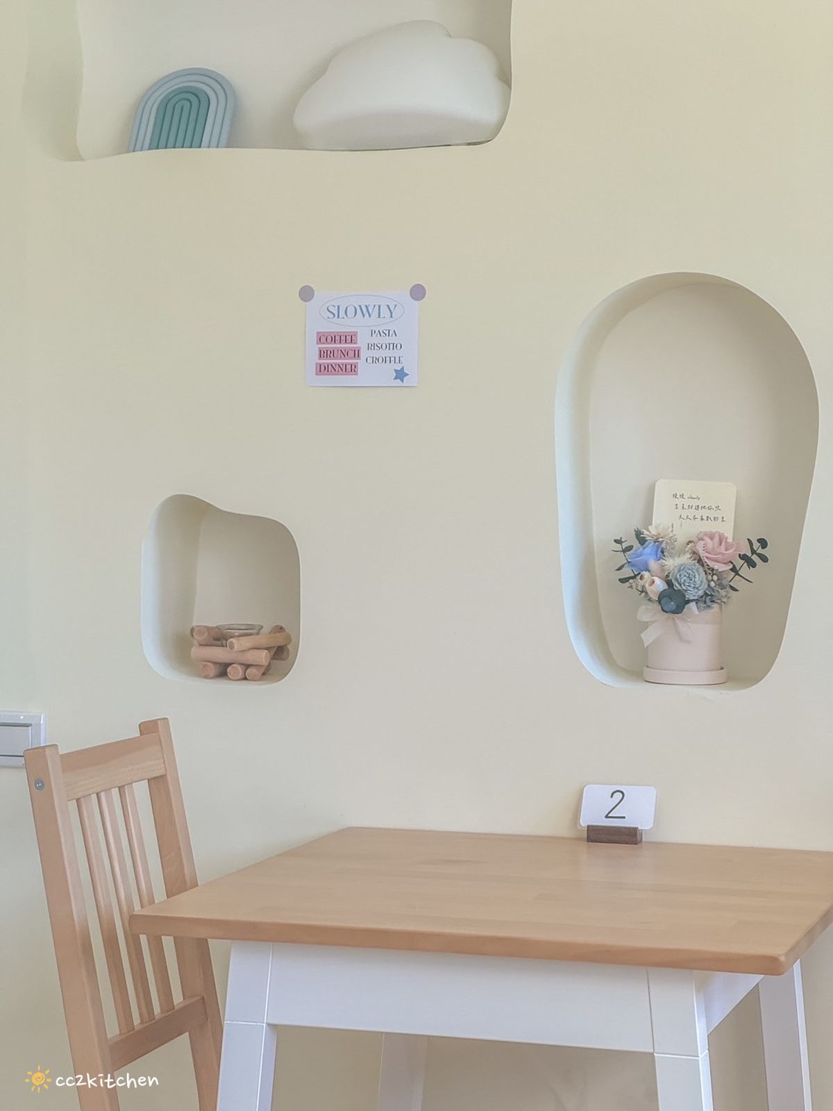 台東早午餐「慢慢Slowly」韓系奶油風咖啡店，餐點選擇多、從早吃到晚～早午餐、義大利麵、下午茶、咖啡應有盡有，適合約會、聚餐。