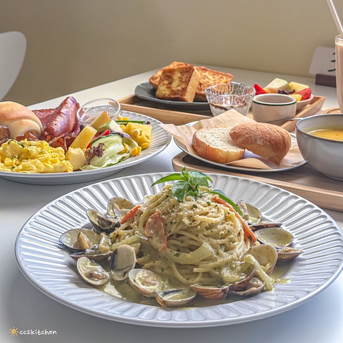 台東早午餐「慢慢Slowly」韓系奶油風咖啡店，餐點選擇多、從早吃到晚～早午餐、義大利麵、下午茶、咖啡應有盡有，適合約會、聚餐。