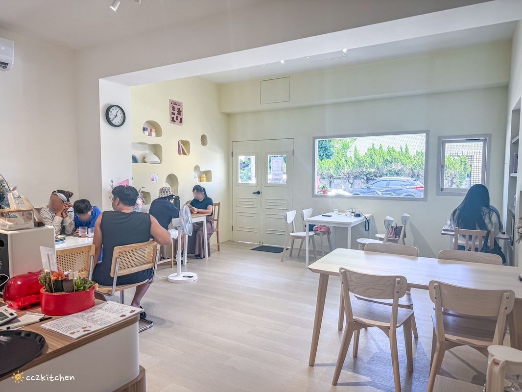 台東早午餐「慢慢Slowly」韓系奶油風咖啡店，餐點選擇多、從早吃到晚～早午餐、義大利麵、下午茶、咖啡應有盡有，適合約會、聚餐。