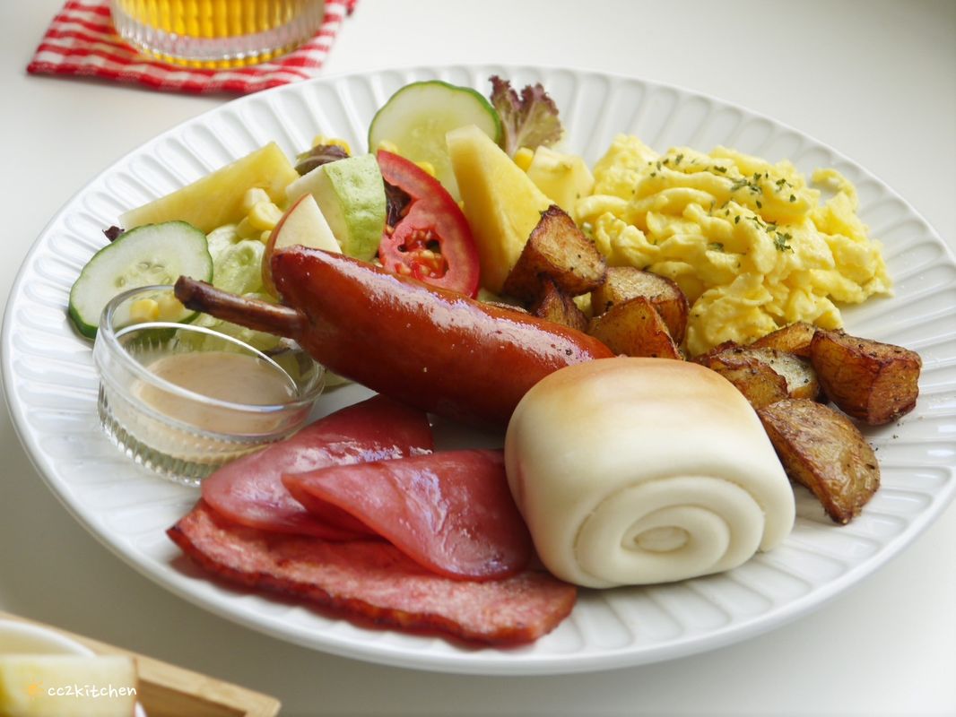 台東早午餐「慢慢Slowly」韓系奶油風咖啡店，餐點選擇多、從早吃到晚～早午餐、義大利麵、下午茶、咖啡應有盡有，適合約會、聚餐。