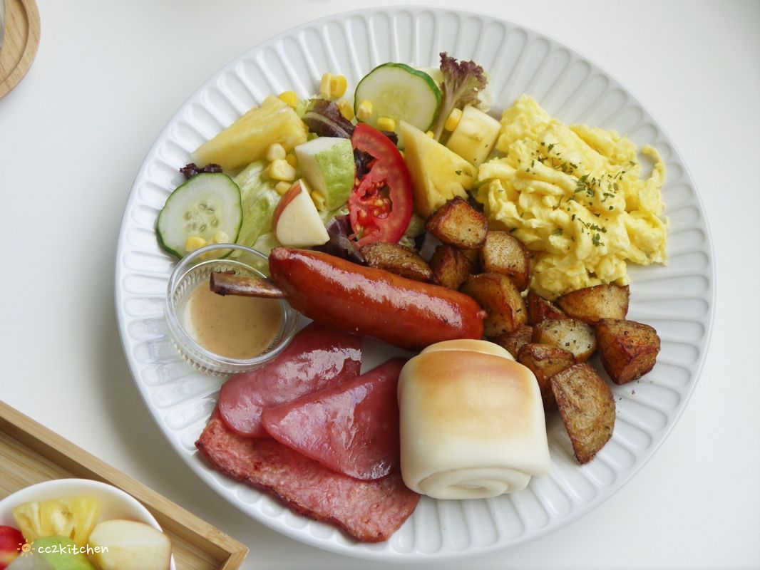 台東早午餐「慢慢Slowly」韓系奶油風咖啡店，餐點選擇多、從早吃到晚～早午餐、義大利麵、下午茶、咖啡應有盡有，適合約會、聚餐。