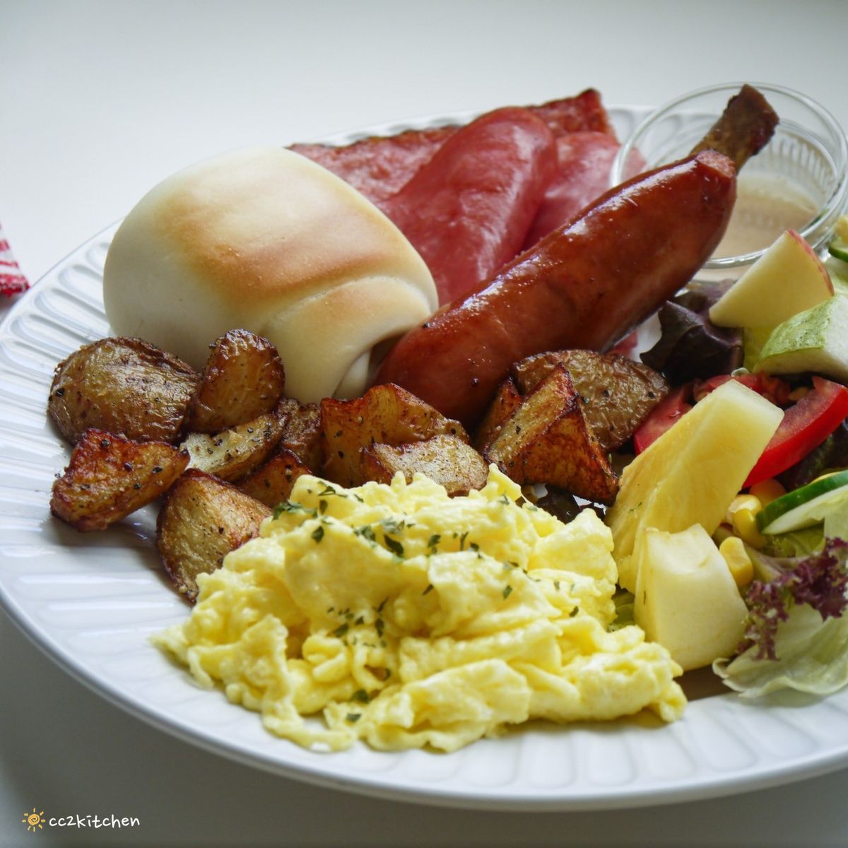 台東早午餐「慢慢Slowly」韓系奶油風咖啡店，餐點選擇多、從早吃到晚～早午餐、義大利麵、下午茶、咖啡應有盡有，適合約會、聚餐。