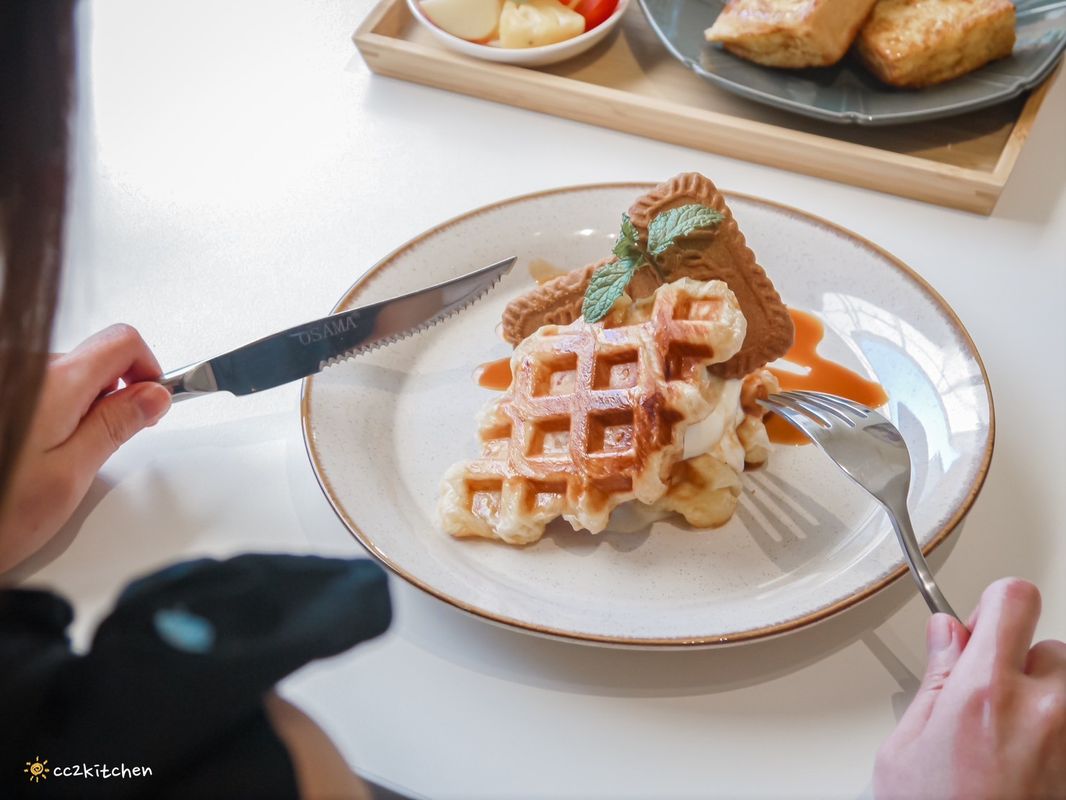 台東早午餐「慢慢Slowly」韓系奶油風咖啡店，餐點選擇多、從早吃到晚～早午餐、義大利麵、下午茶、咖啡應有盡有，適合約會、聚餐。