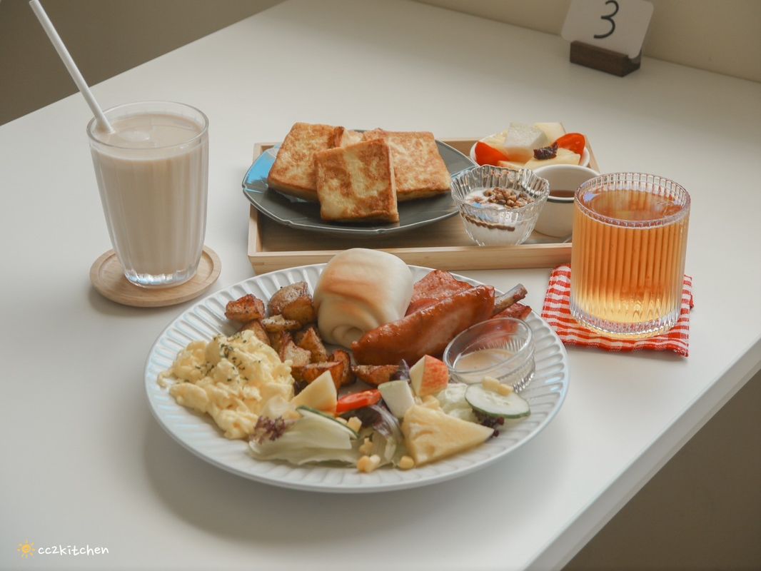 台東早午餐「慢慢Slowly」韓系奶油風咖啡店，餐點選擇多、從早吃到晚～早午餐、義大利麵、下午茶、咖啡應有盡有，適合約會、聚餐。