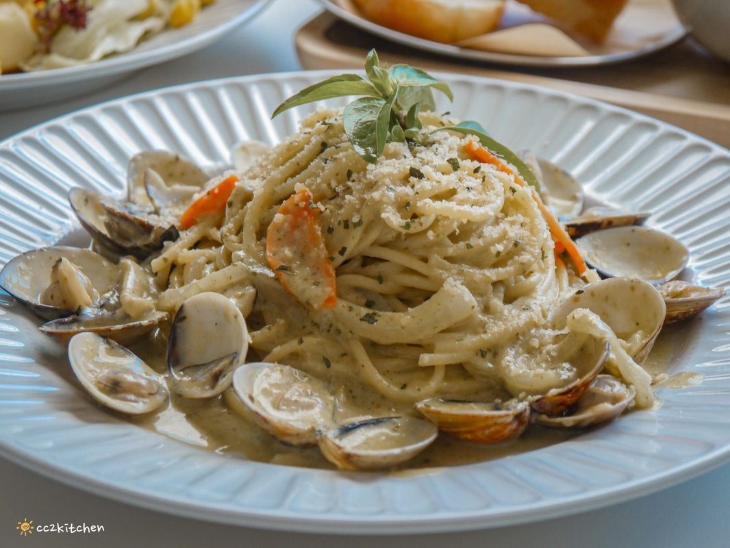 台東早午餐「慢慢Slowly」韓系奶油風咖啡店，餐點選擇多、從早吃到晚～早午餐、義大利麵、下午茶、咖啡應有盡有，適合約會、聚餐。