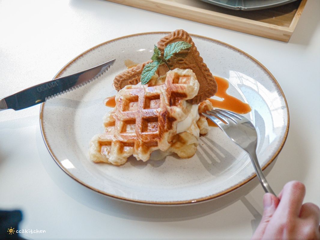 台東早午餐「慢慢Slowly」韓系奶油風咖啡店，餐點選擇多、從早吃到晚～早午餐、義大利麵、下午茶、咖啡應有盡有，適合約會、聚餐。