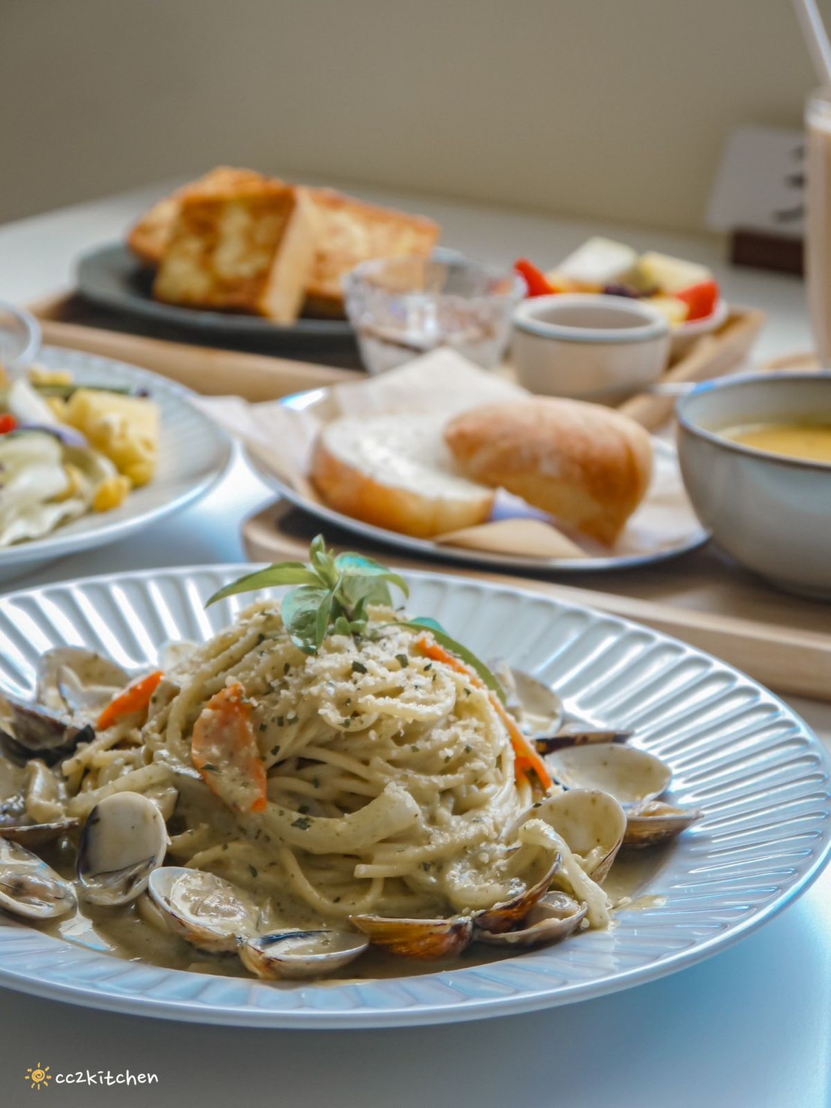 台東早午餐「慢慢Slowly」韓系奶油風咖啡店，餐點選擇多、從早吃到晚～早午餐、義大利麵、下午茶、咖啡應有盡有，適合約會、聚餐。