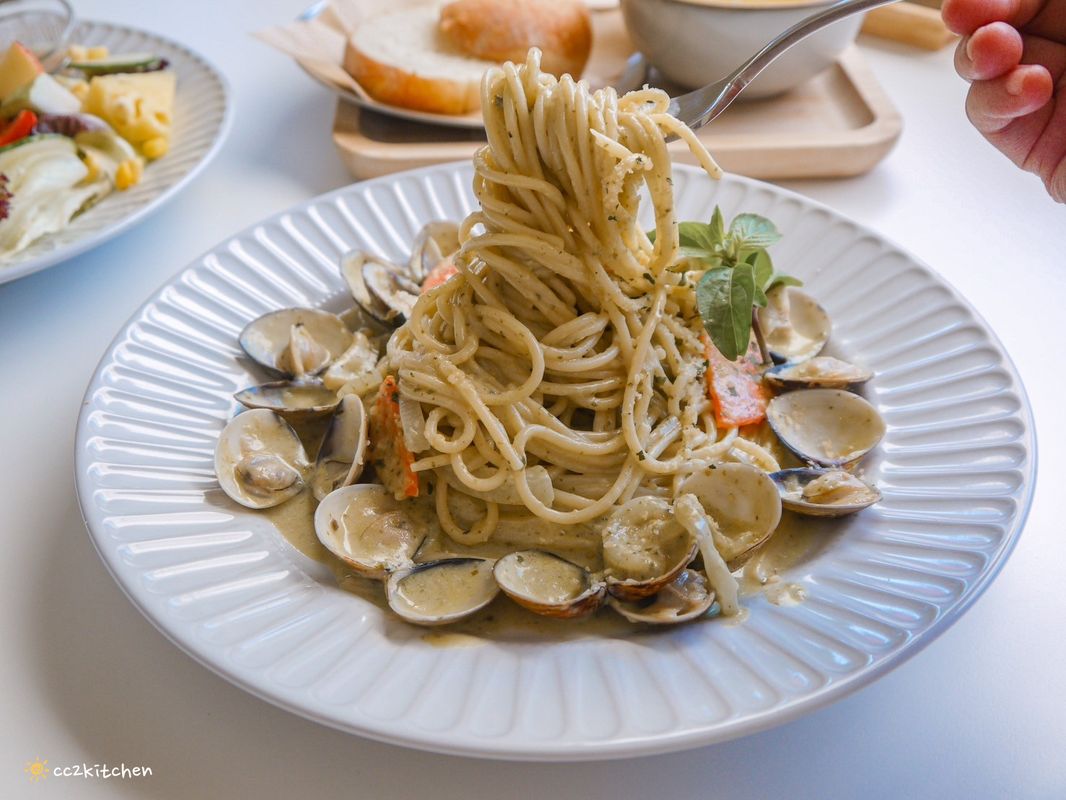 台東早午餐「慢慢Slowly」韓系奶油風咖啡店，餐點選擇多、從早吃到晚～早午餐、義大利麵、下午茶、咖啡應有盡有，適合約會、聚餐。