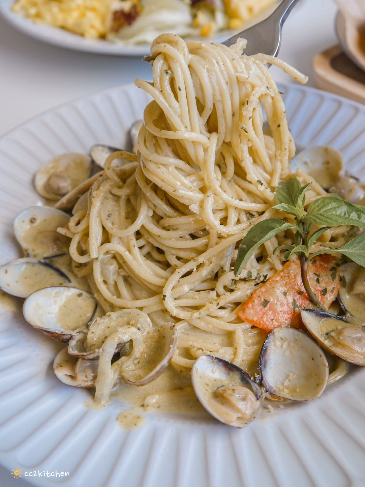 台東早午餐「慢慢Slowly」韓系奶油風咖啡店，餐點選擇多、從早吃到晚～早午餐、義大利麵、下午茶、咖啡應有盡有，適合約會、聚餐。