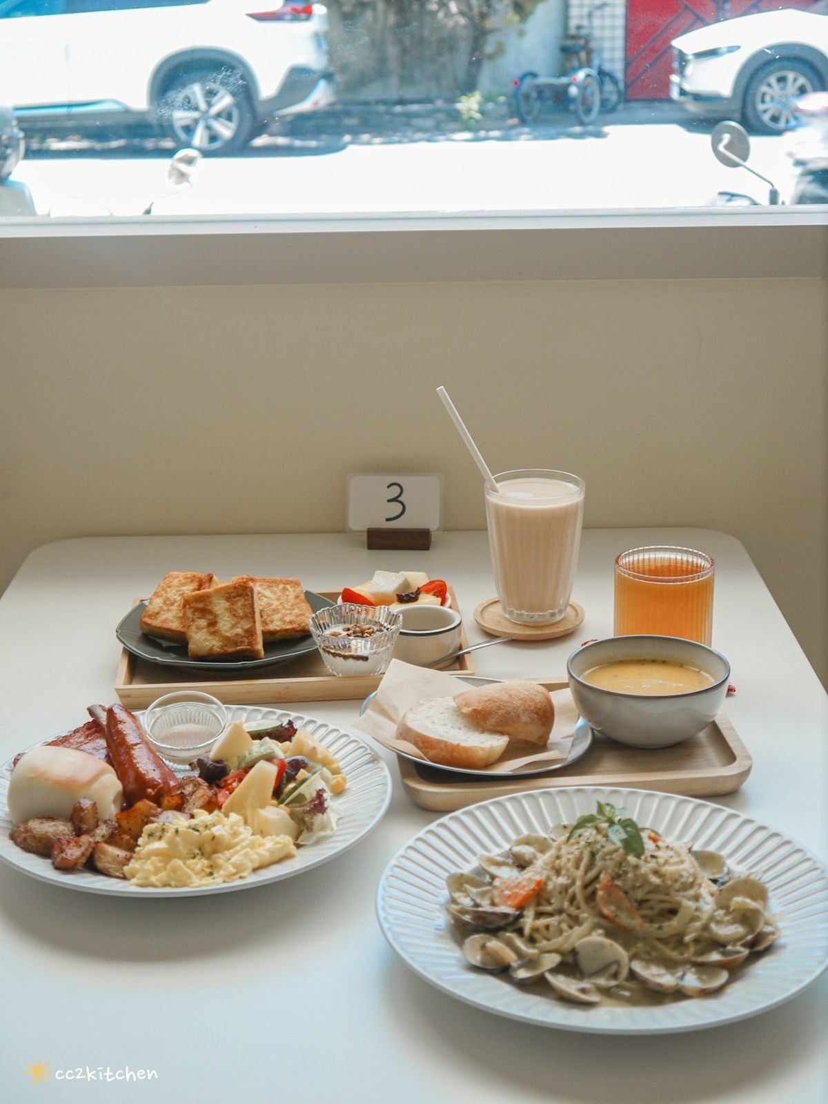 台東早午餐「慢慢Slowly」韓系奶油風咖啡店，餐點選擇多、從早吃到晚～早午餐、義大利麵、下午茶、咖啡應有盡有，適合約會、聚餐。